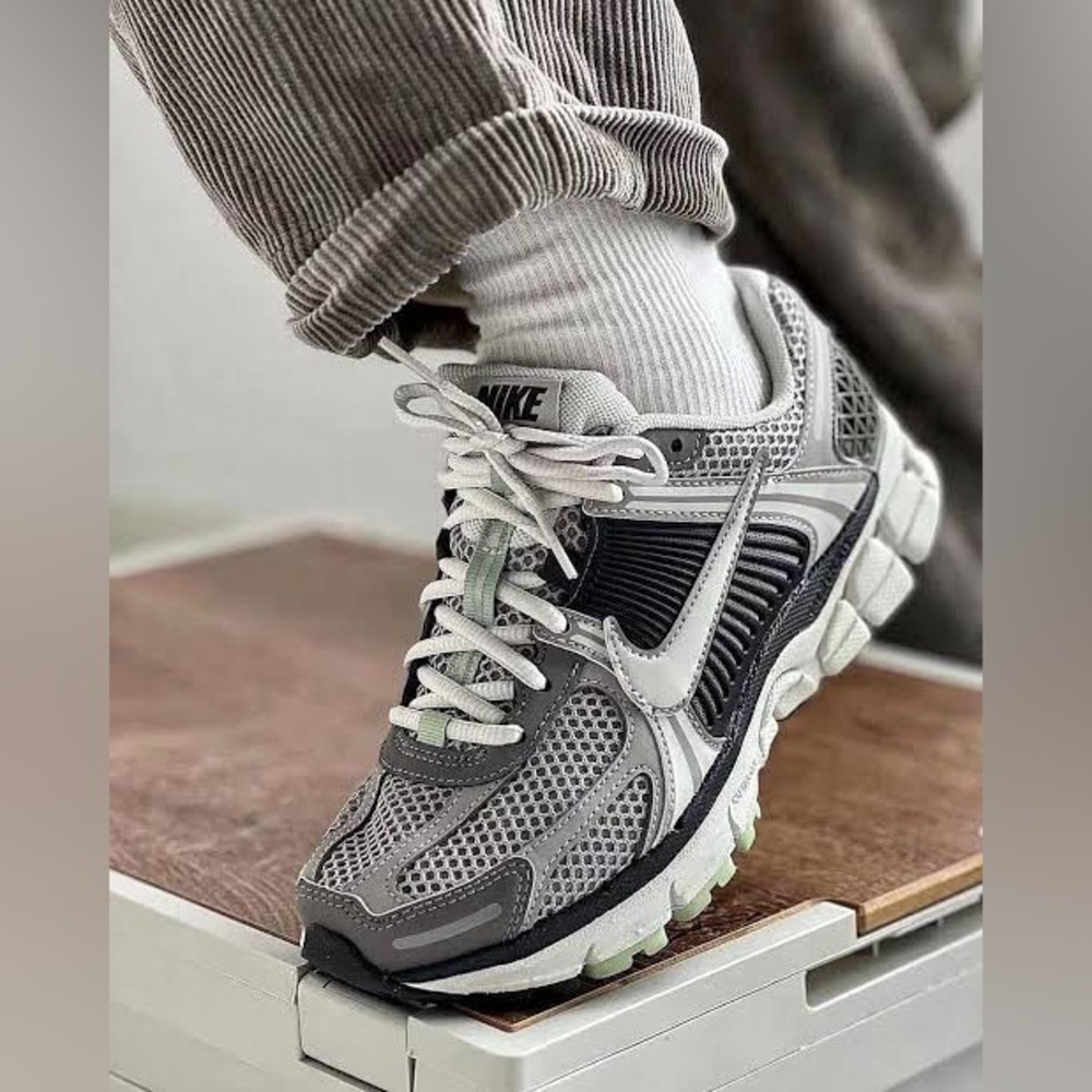 Nike zoom Vomero 5 women’s shoes size 7.5 US cobblestone/ light bone / mdm hash